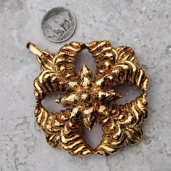 SUBSTANTIAL SOLID 18K Gold Hammered Maltese Cross Pendant - Picture 3 of 16